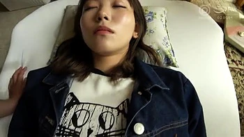 深い眠りの無防備美女が無理やりパイパンにチンポ挿入される強引エッチ