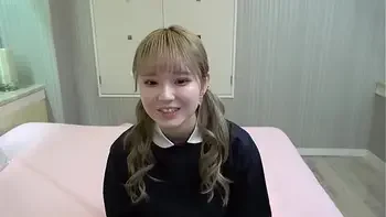 声を押し殺しながら必死のあえぎ声。わけあり金髪美女をご堪能ください。