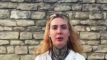 Emma, 21, is getting into pure exhibitionism! - Jacquie et Michel TV