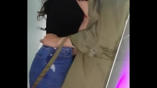 Persigo hasta el baño a mi compañera, me tiene caliente!!