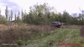 Auslauf für die nackte Hündin (TRAILER)