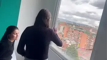 A mi compañera de trabajo le encanta follar en público parte #1