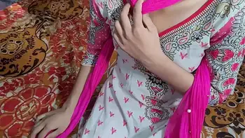 भाभी की खूबसूरती देकर बाजू वाले अंकल का मन नहीं माना तो चोद दिया