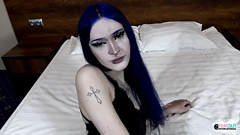 Smiling Malvina Masturbates in Pantyhose