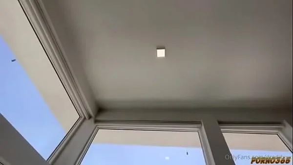 Լիլի լու ։ Մեծ սև կլիրը ընդունումա փոքրիկ ձիգ ոռի ծակի մեջ