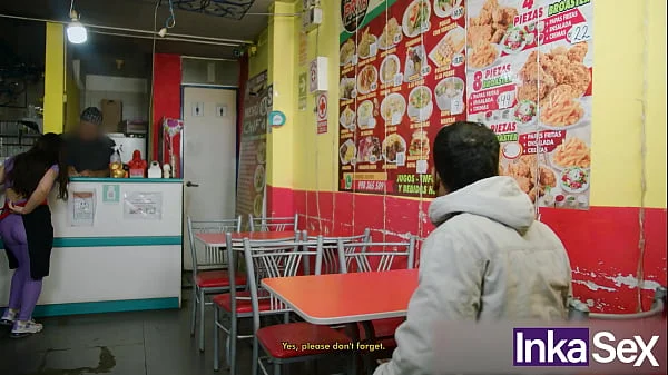 Mesera blanca madura se folla a hombre por no pagar su comida