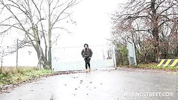 Naomi Bennet Outdoor Pissing Fetish