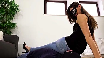Madame Marissa Fucks Hard With Painful Facesitting