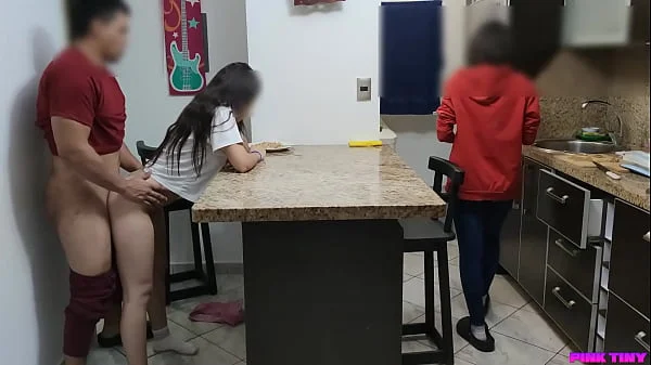 Mi Sobrina Traviesa le Gusta Comer Sentada en las Piernas del Tio Pervertido al Frente de su Mujer