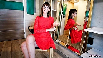 Cute nerdy trans masturbates in heels