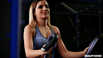 Bubble Ass Babe Fucks and Sucks at the Gym