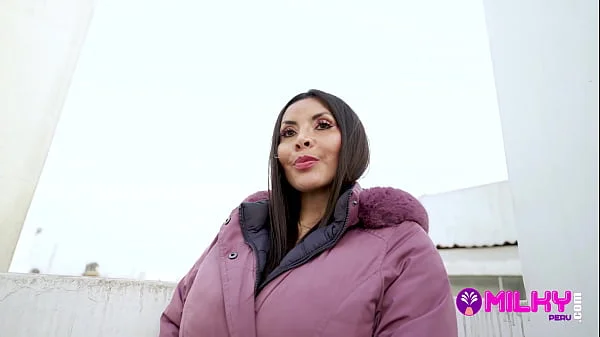 Milf muestra sus grandes tetas y su increíble culo gigante en la calle -- Maryam Hot