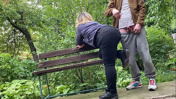 Cum on big ass MILF in jeans in the park