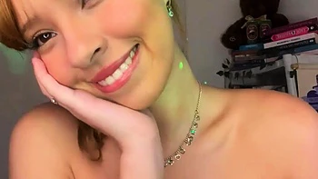 Julie Oliver em cena de ASMR superpicante como namorada