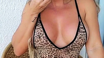 Big boob brunette masturbates on webcam
